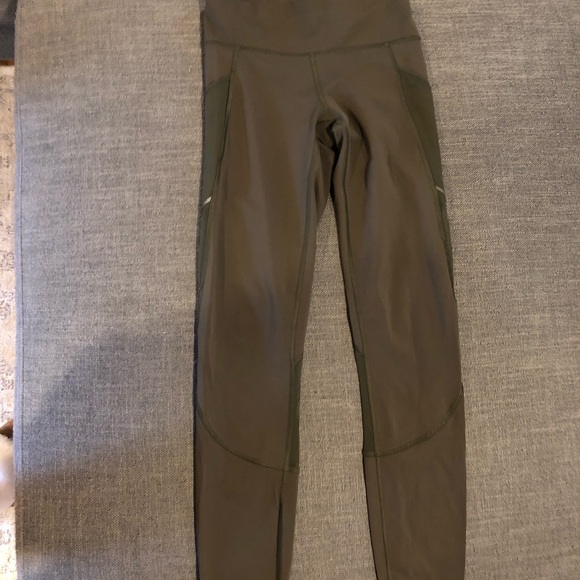 Lululemon size 4 mesh leggings - Picture 4 of 11